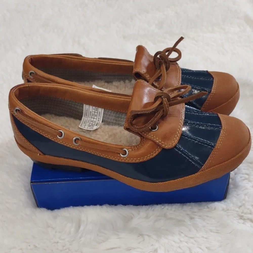 UGG AUSTRALIA Navy and Tan Casual Shoes - Picture 7 of 17